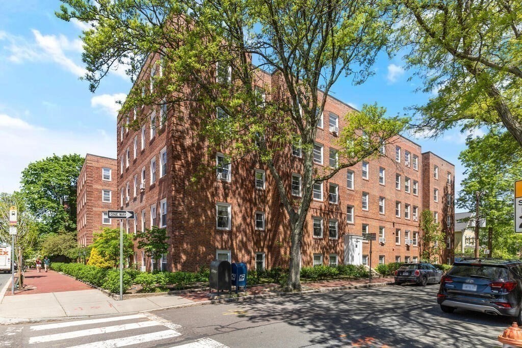 395 Broadway, Unit R5E Cambridge, MA 02139 - Photo 25 of 27 a view of a building with a street