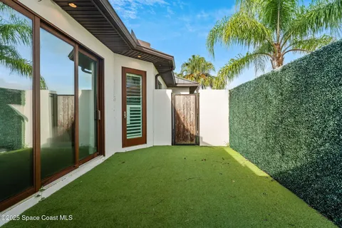 a en suite bathroom with a double vanity sink and mirror