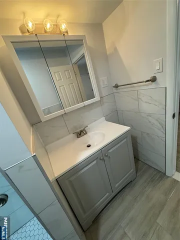 $2,000 | 310 Elm Street, Unit 2R, Kearny, NJ 07032