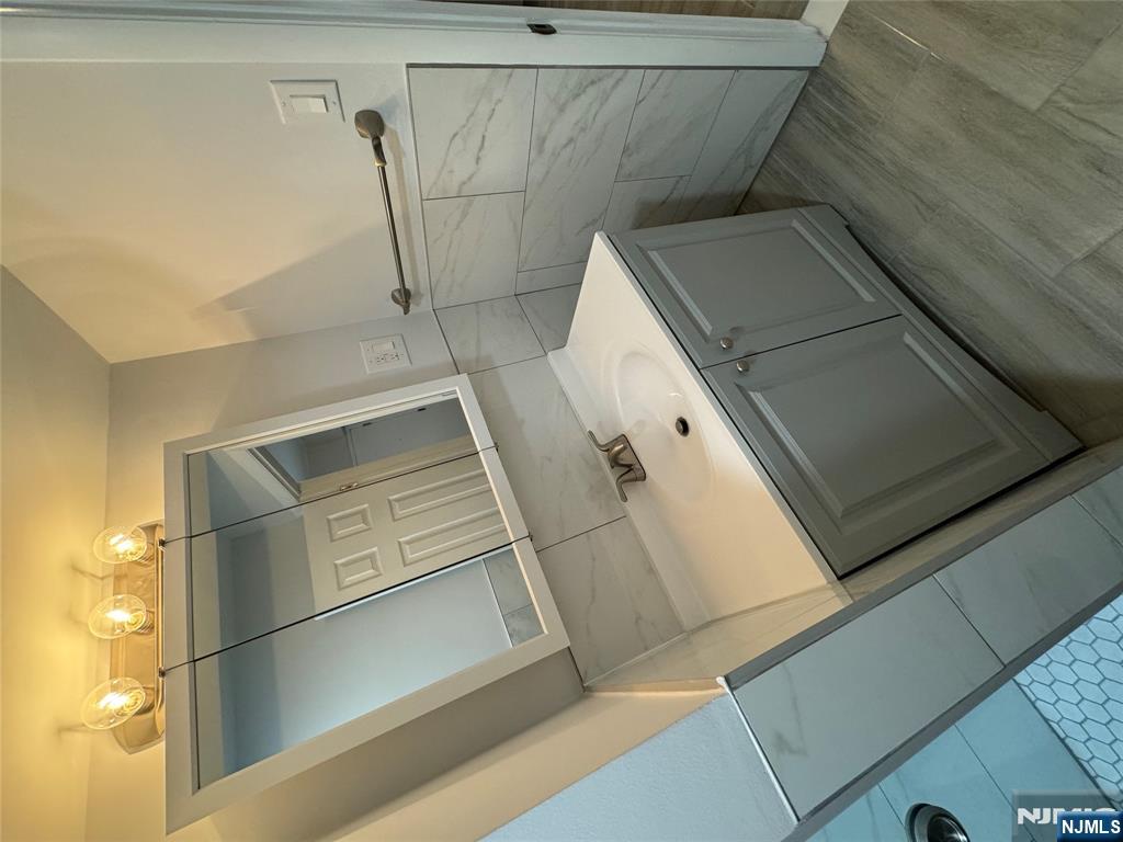 310 Elm Street, Unit 2R Kearny, NJ 07032 - Photo 14 of 14 a utility room with dryer and washer