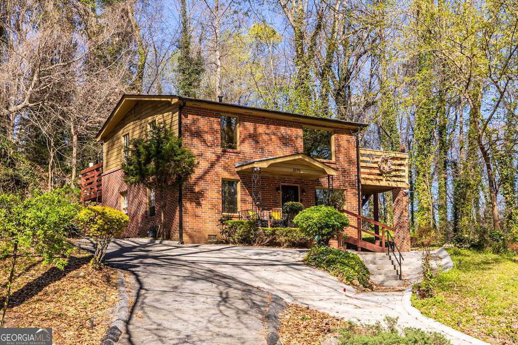 a view of a house with a yard
