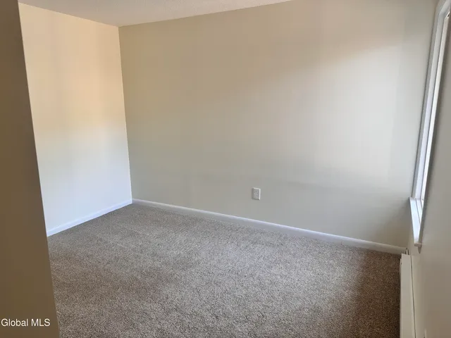 $1,900 | 36 Donna Lynn Drive, East Greenbush, NY 12061