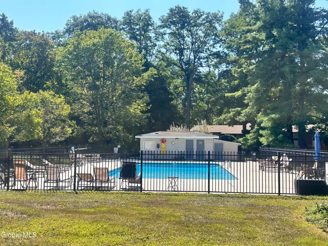 $1,900 | 36 Donna Lynn Drive, East Greenbush, NY 12061