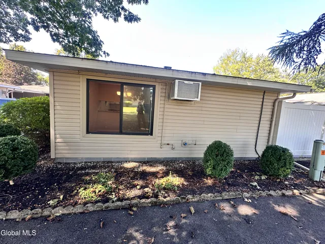 $1,900 | 36 Donna Lynn Drive, East Greenbush, NY 12061