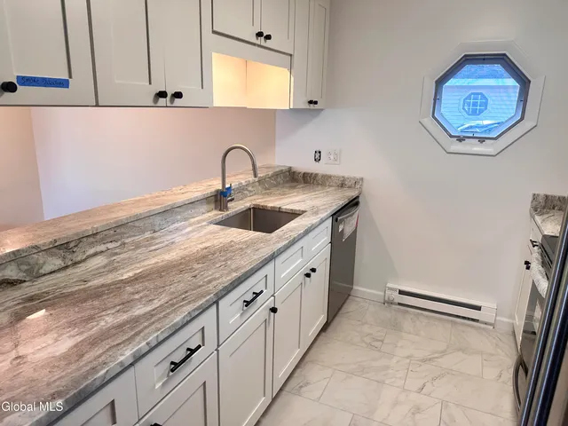 $1,900 | 36 Donna Lynn Drive, East Greenbush, NY 12061