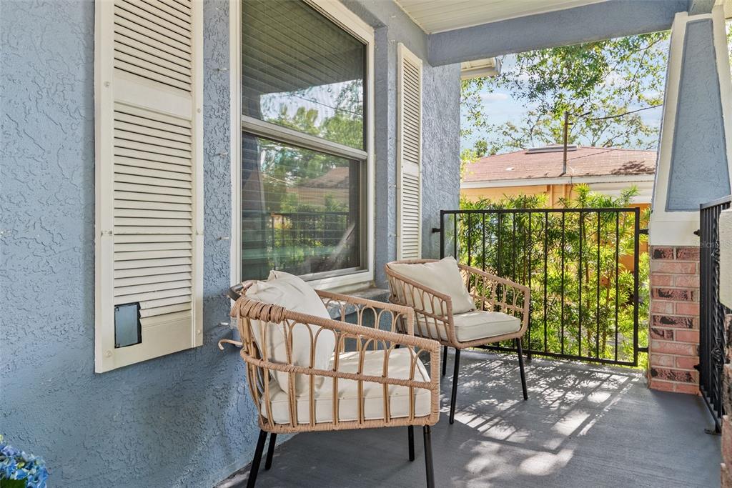 3323 West Pine Street Tampa, FL 33607 - Photo 29 of 32 a living room with furniture and a window