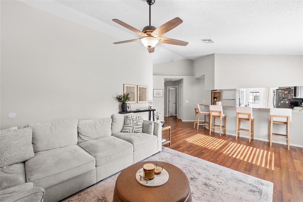 3323 West Pine Street Tampa, FL 33607 - Photo 10 of 32 a living room with furniture and a ceiling fan