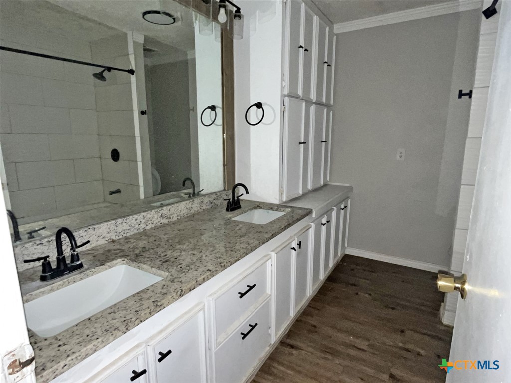 104 East Elms Road Killeen, TX 76542 - Photo 15 of 24 a bathroom with double vanity and mirrors