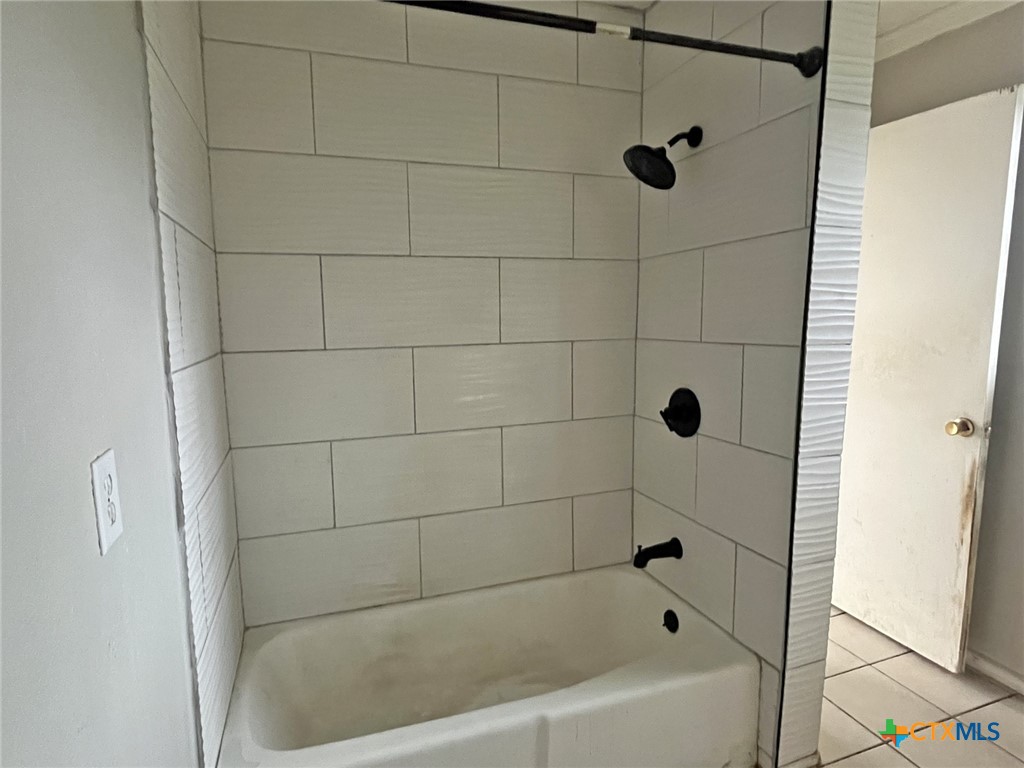 104 East Elms Road Killeen, TX 76542 - Photo 10 of 24 a bathroom with a bathtub