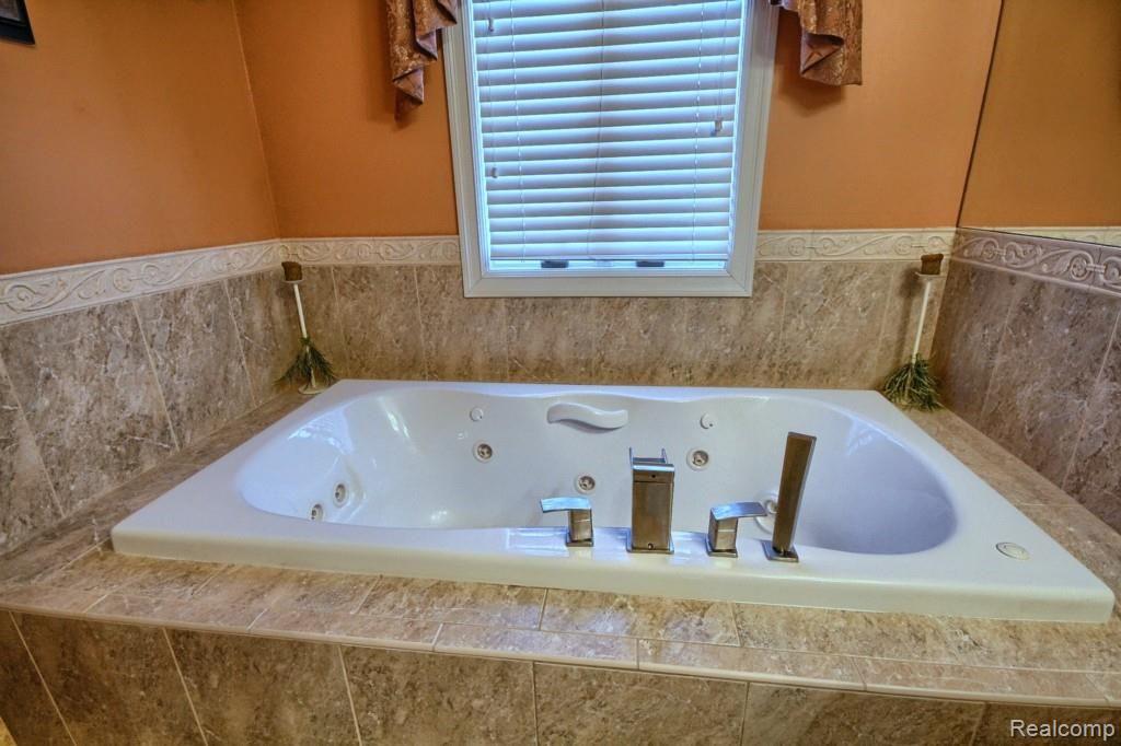 75 Roslyn Road Grosse Pointe, MI 48236 - Photo 29 of 37 Master Bathroom 2nd View.jpg