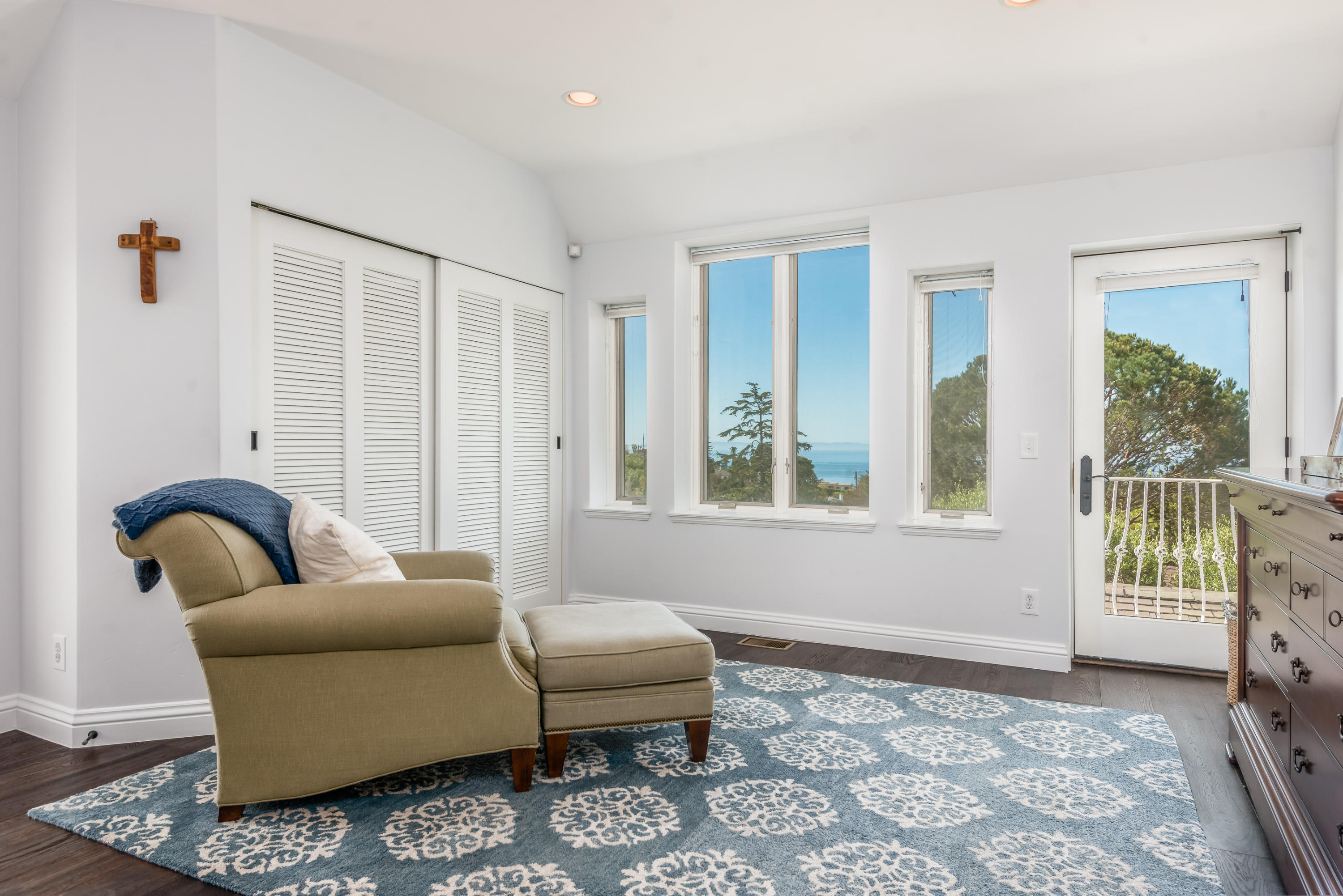 660 Roberto Avenue Santa Barbara, CA 93109 - Photo 13 of 20 015_15-Sitting Area