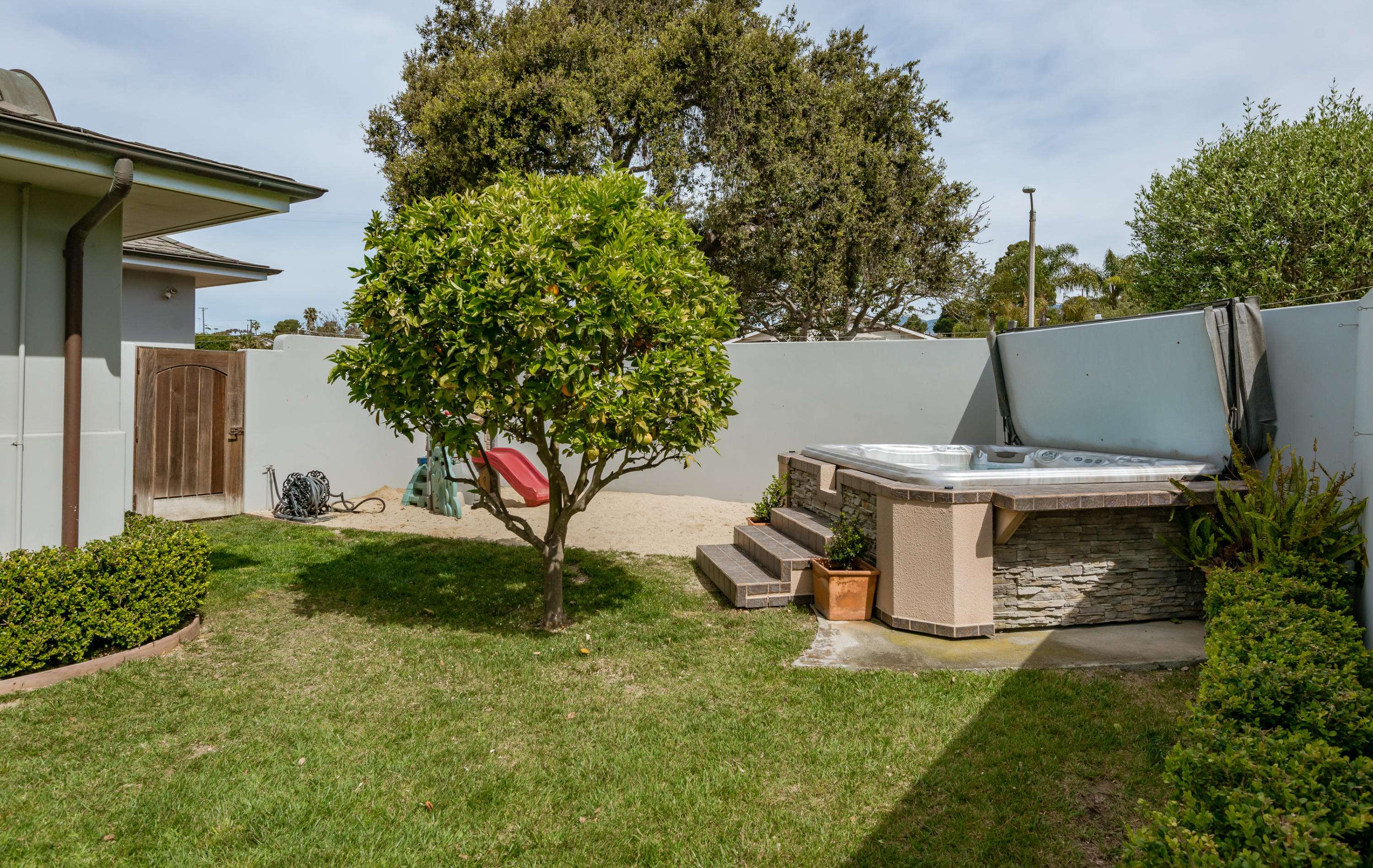 660 Roberto Avenue Santa Barbara, CA 93109 - Photo 19 of 20 029_29-Side Yard-Spa