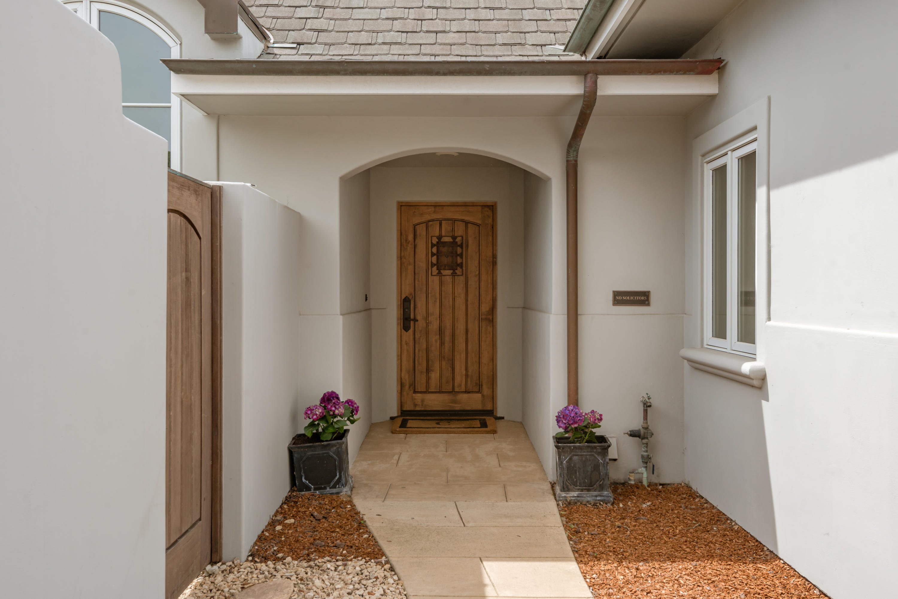 660 Roberto Avenue Santa Barbara, CA 93109 - Photo 4 of 20 003_03-Front Entrance