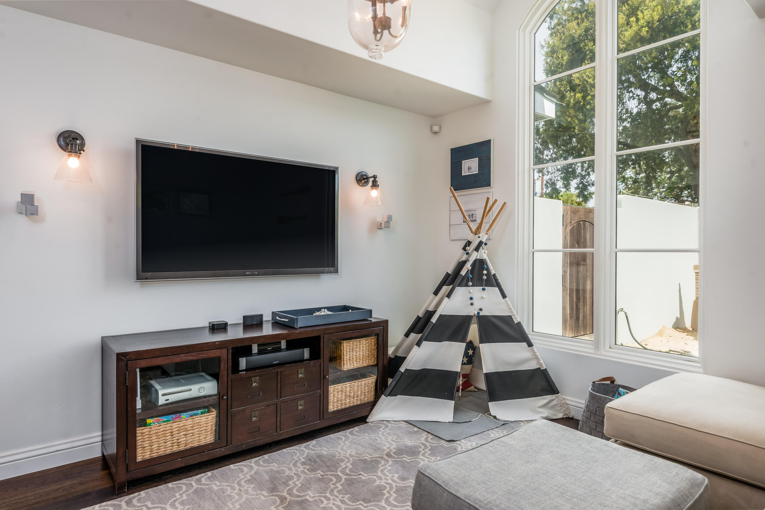 660 Roberto Avenue Santa Barbara, CA 93109 - Photo 5 of 20 004_04-TV Room