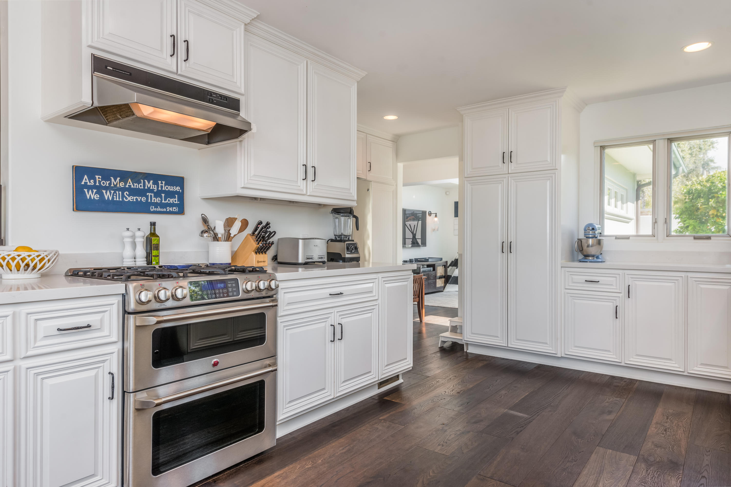 660 Roberto Avenue Santa Barbara, CA 93109 - Photo 7 of 20 009_09-Kitchen