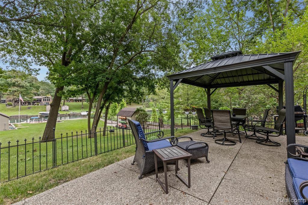 21071 Thorofare Road Grosse Ile, MI 48138 - Photo 14 of 23