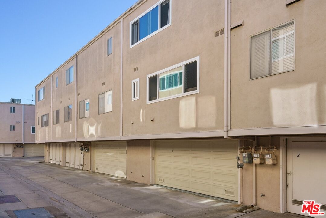 13065 Mindanao Way, Unit 3 Marina del Rey, CA 90292 - Photo 24 of 25 a view of a front door of house