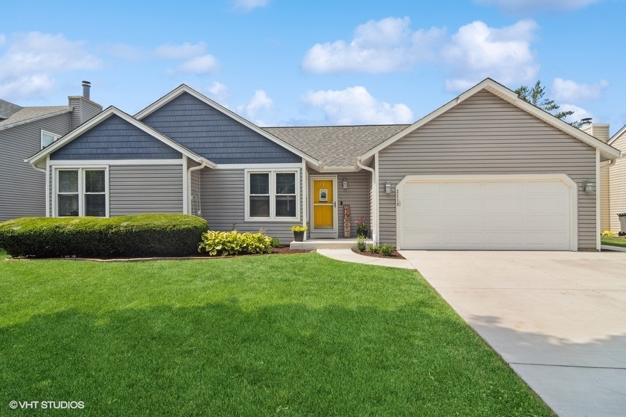 a view of a house with a yard