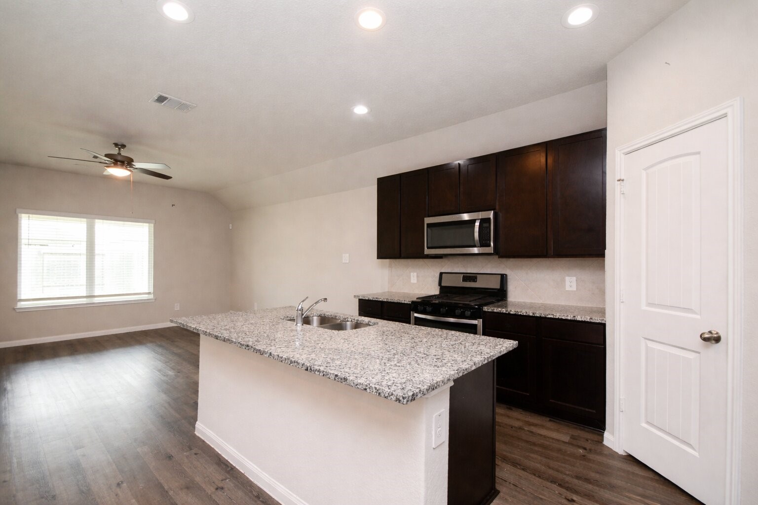5614 Brooklyn Rose Drive Rosharon, TX 77583 - Photo 6 of 21