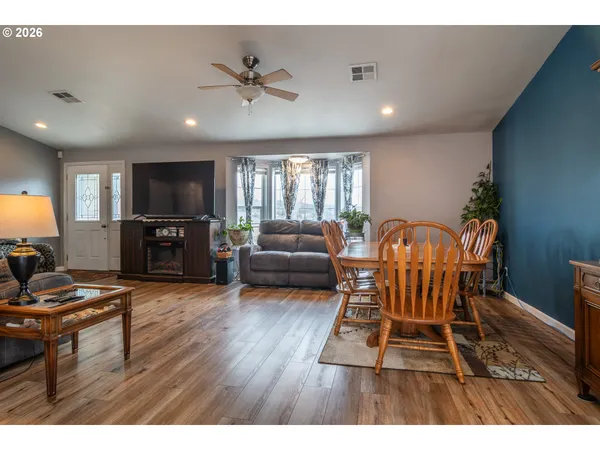 $357,900 | 380 Southeast Sunnyside Drive, Winston, OR 97496