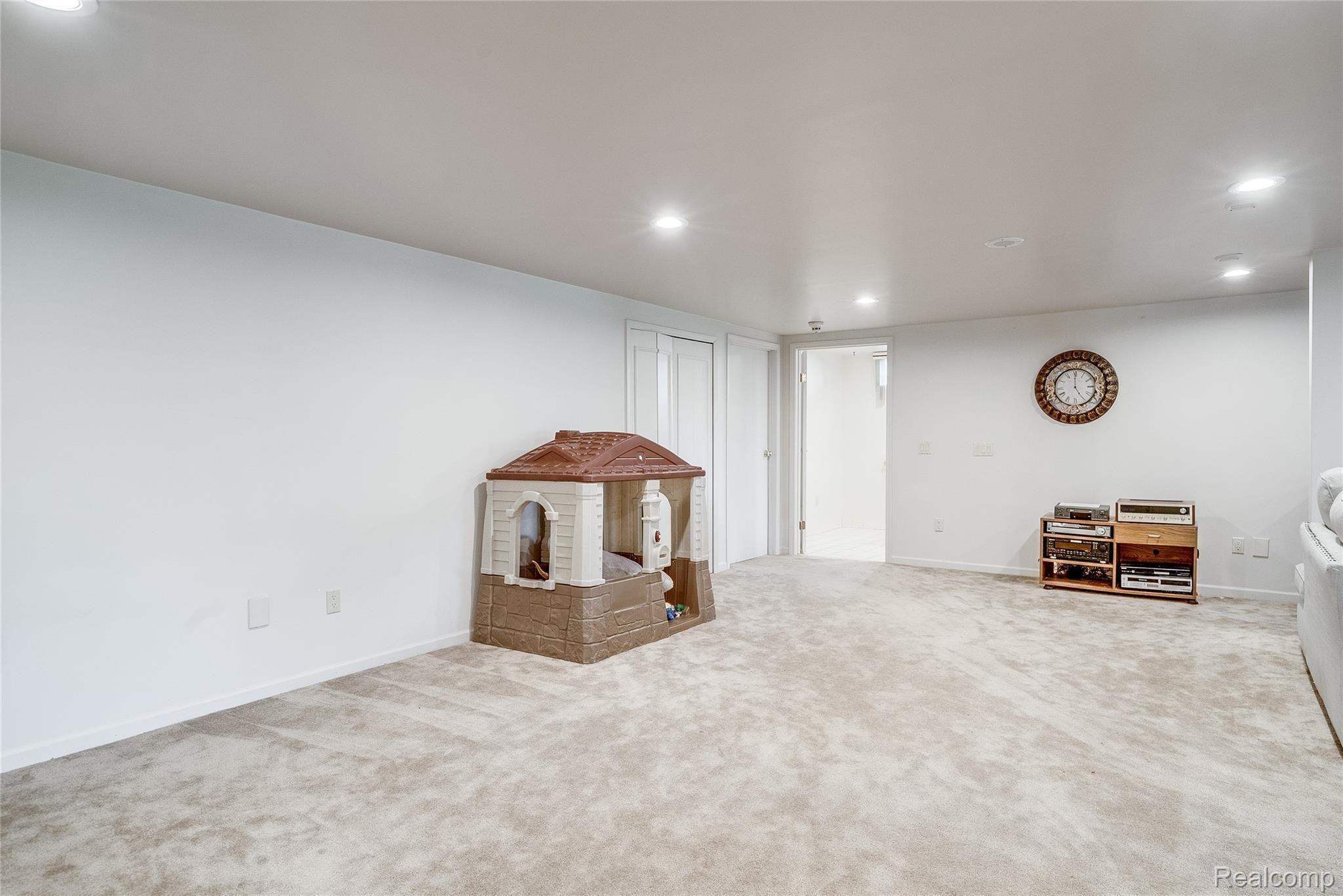 538 Oakbridge Drive Rochester, MI 48306 - Photo 46 of 54 38.jpg