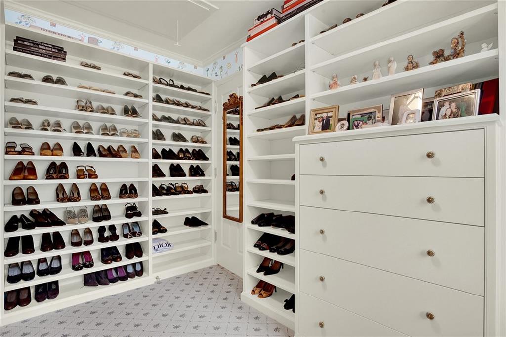222 Schenley Road Pittsburgh, PA 15217 - Photo 21 of 40 Primary bedroom spacious walk-in closet.