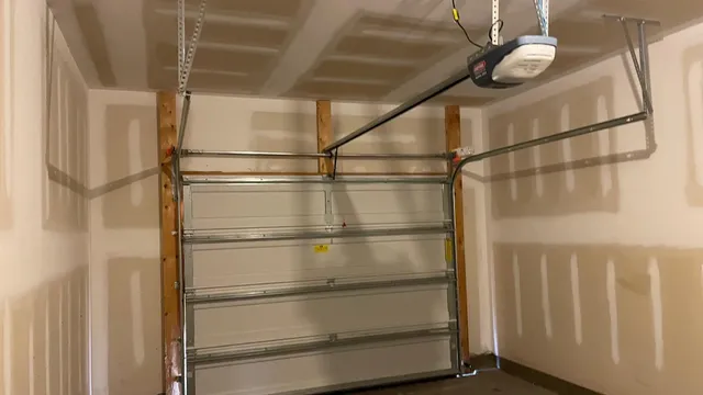 a empty room with a ceiling fan