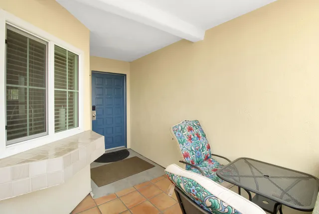 a view of entryway with furniture