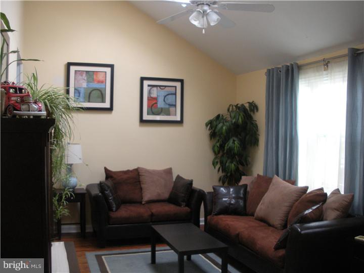 160 Edison Road Cherry Hill, NJ 08034 - Photo 3 of 22 Living Room