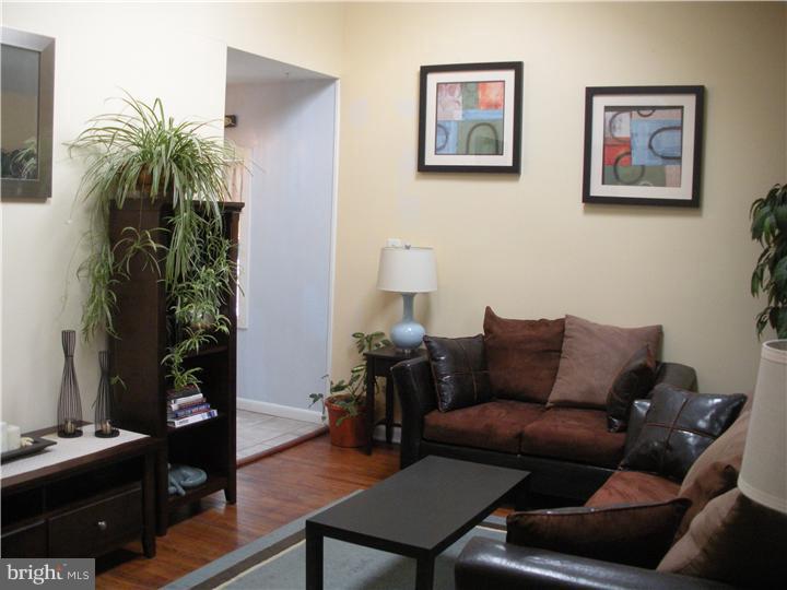 160 Edison Road Cherry Hill, NJ 08034 - Photo 4 of 22 Living Room