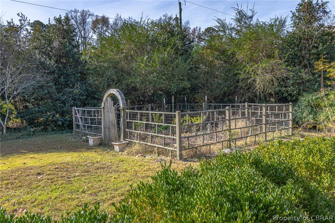60 York Road Irvington, VA 22480 - Photo 43 of 50 Fenced vegetable garden with water
