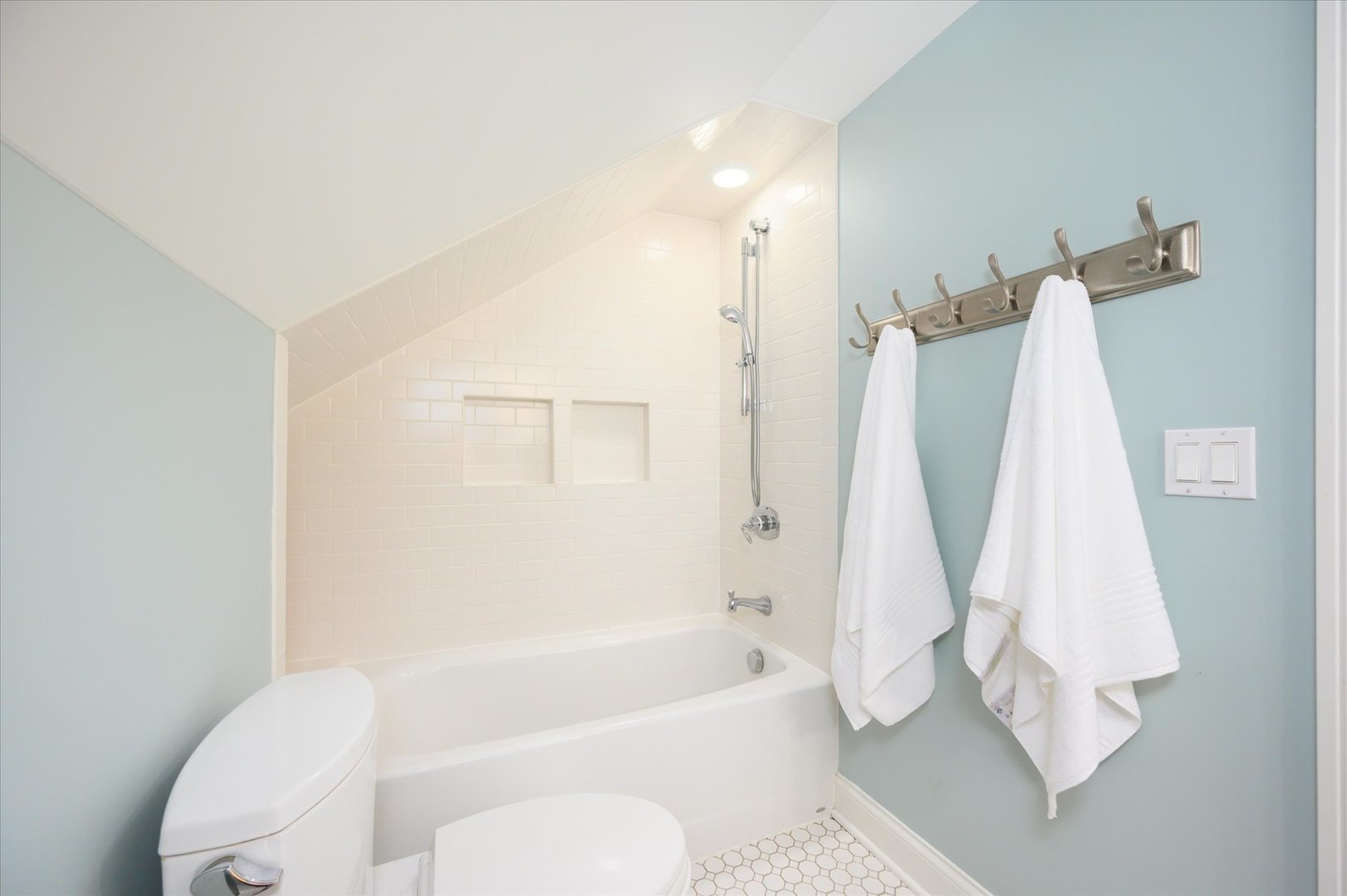 285 Nuttall Road Riverside, IL 60546 - Photo 20 of 27 a bathroom with a toilet and a bathtub