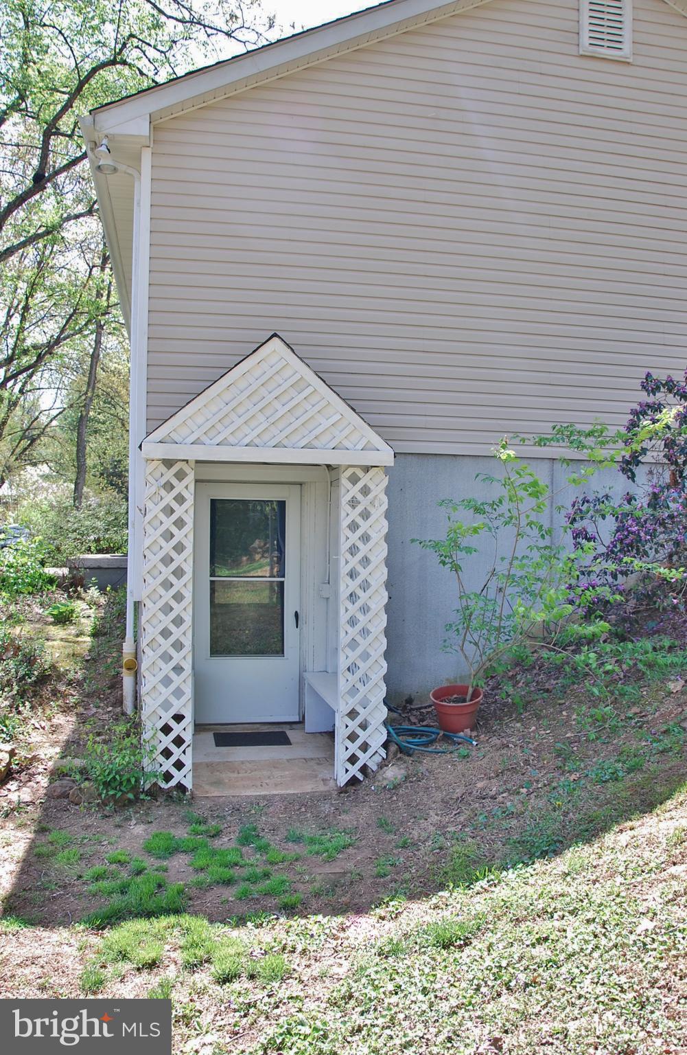 47 Hillview Road Airville, PA 17302 - Photo 44 of 55 Lower level entry way.