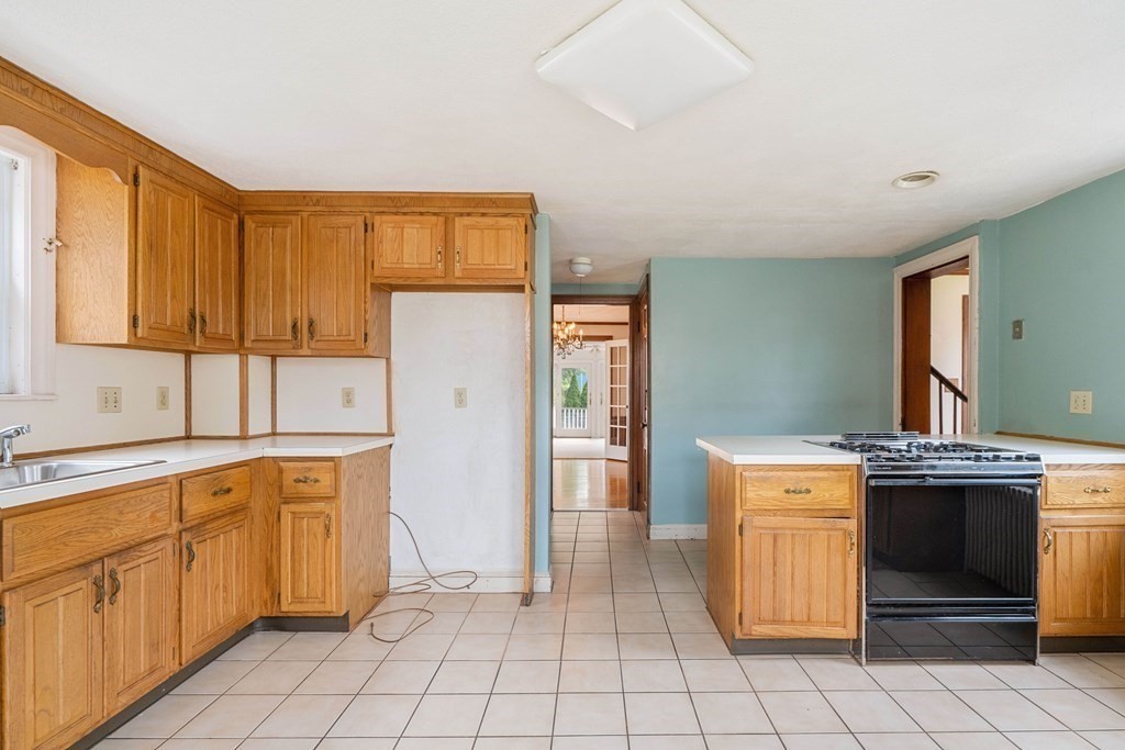 89 Barbara Road Waltham, MA 02453 - Photo 9 of 25 Gallery Image 9