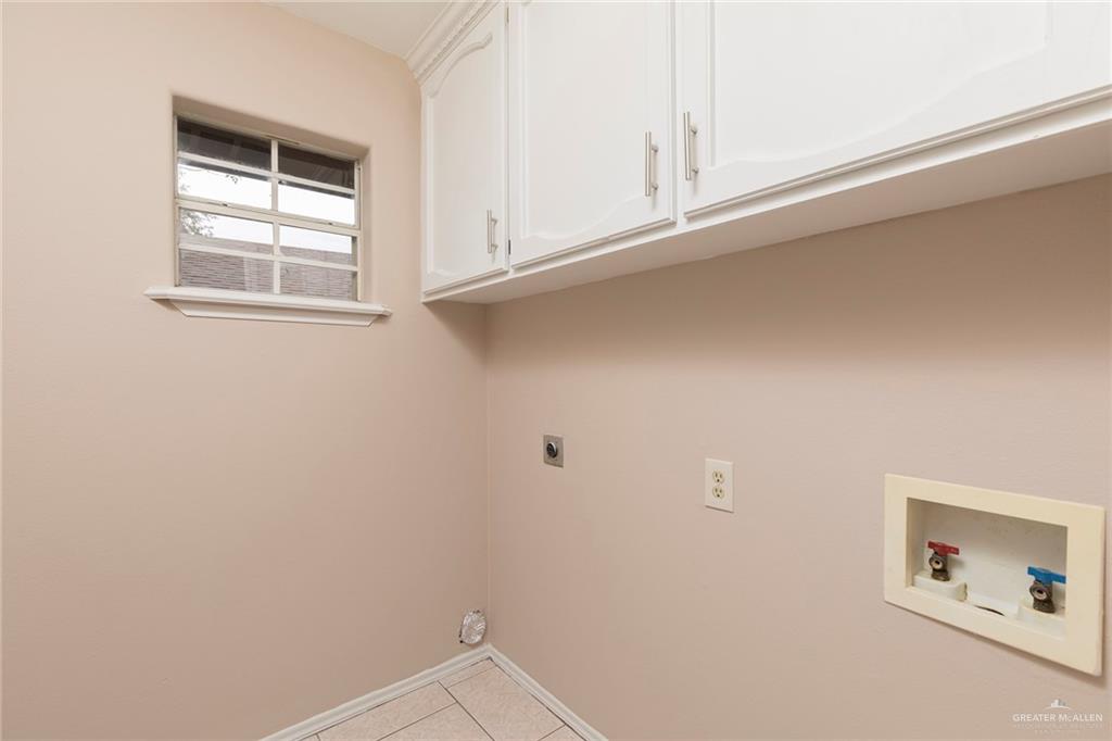 508 Patricia Street Mission, TX 78572 - Photo 20 of 24 Laundry room