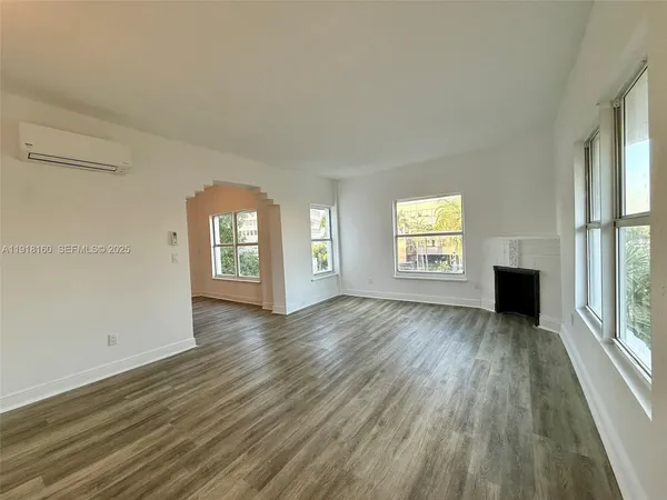 $2,268 | 4035 Meridian Avenue, Unit 306, Miami Beach, FL 33140