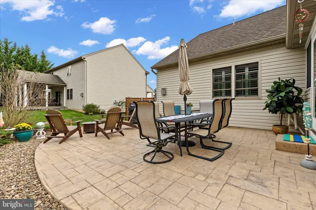 a view of front of house with a yard