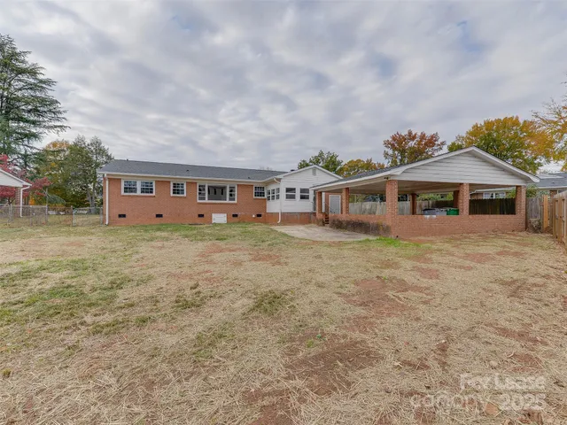 a view of house with front yard