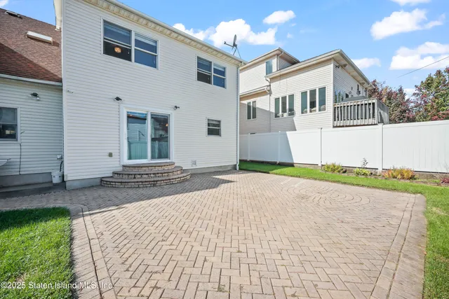 a view of a house with backyard and garden