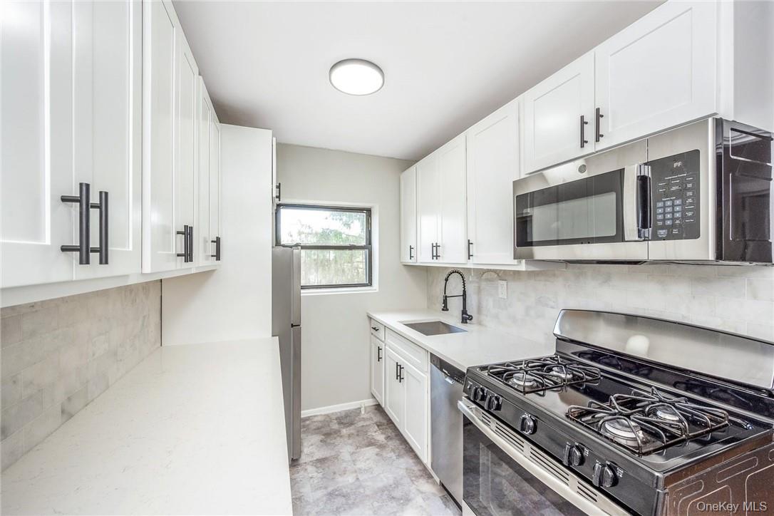 64 Kensington Road, Unit 2C Bronxville, NY 10708 - Photo 3 of 20 Eat in Kitchen