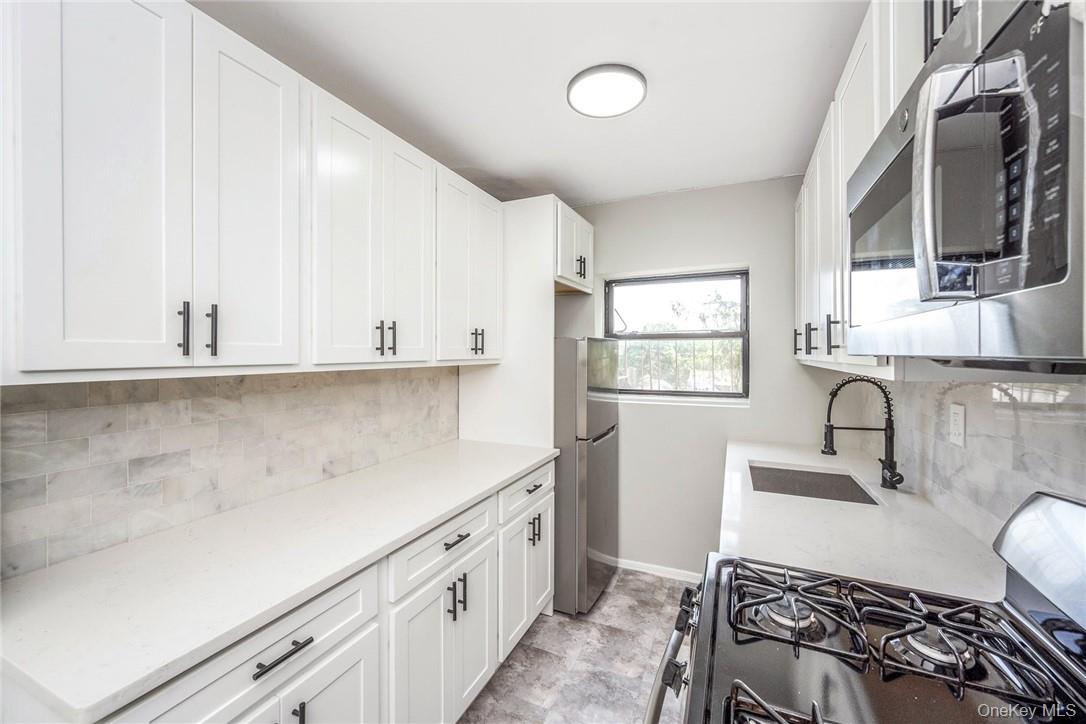 64 Kensington Road, Unit 2C Bronxville, NY 10708 - Photo 4 of 20 Eat In Kitchen