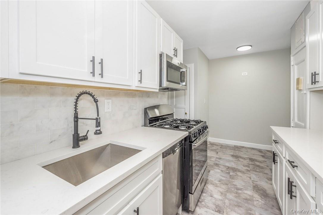 64 Kensington Road, Unit 2C Bronxville, NY 10708 - Photo 6 of 20 Eat in Kitchen