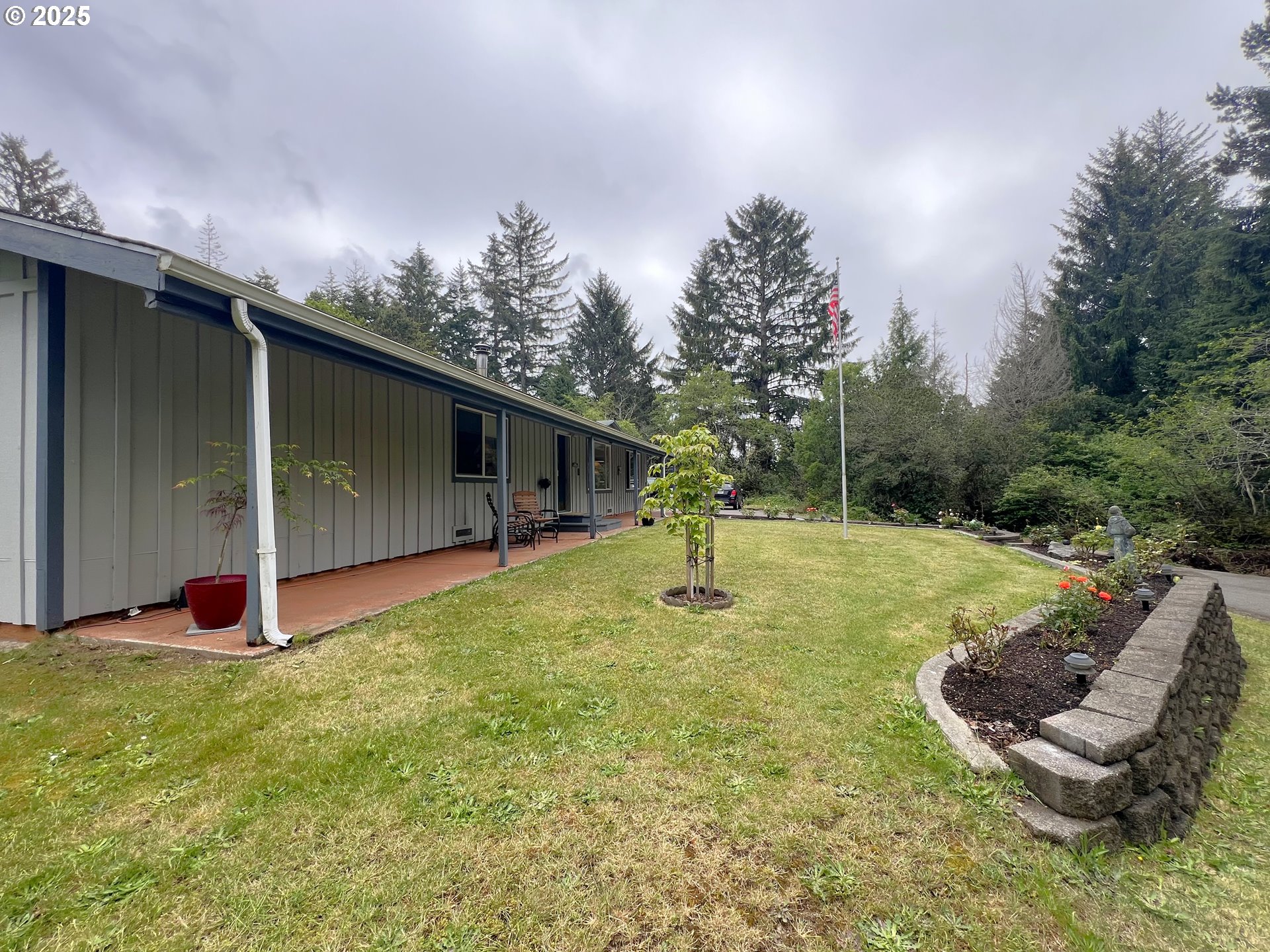 69215 Wildwood Road North Bend, OR 97459 - Photo 27 of 48 Living Room