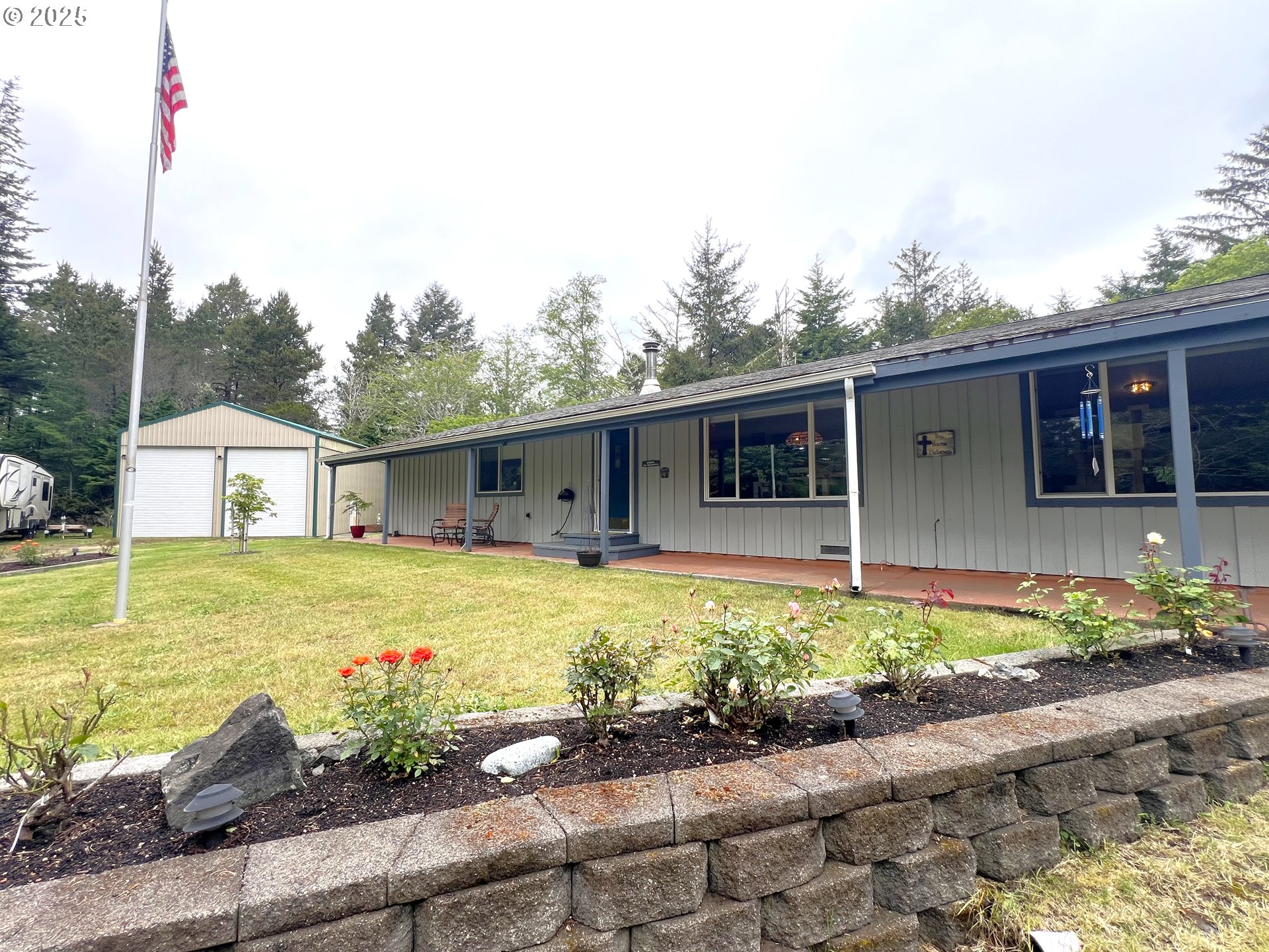 69215 Wildwood Road North Bend, OR 97459 - Photo 28 of 48 Living Room
