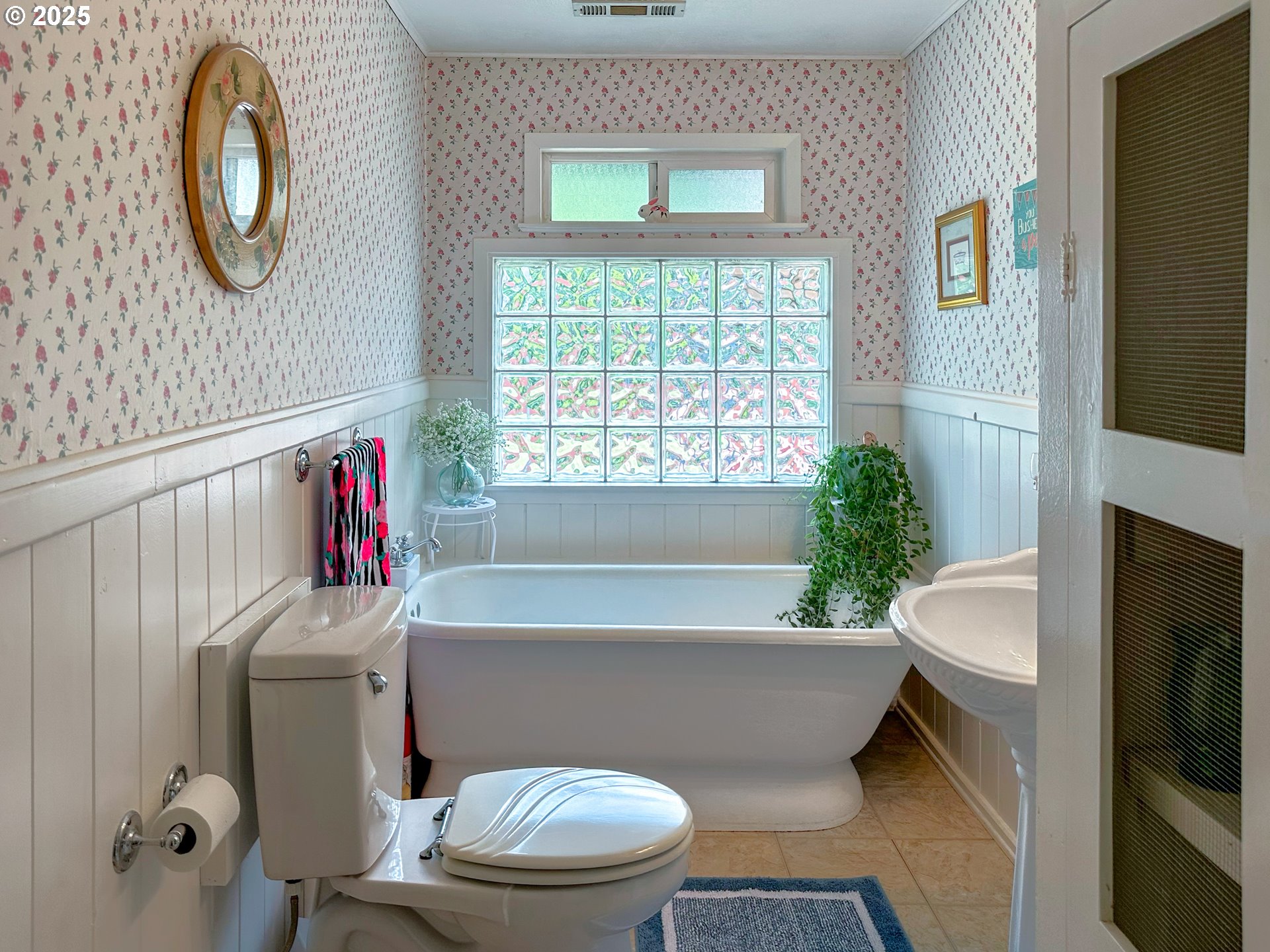 69215 Wildwood Road North Bend, OR 97459 - Photo 39 of 48 Attached Bathroom #1