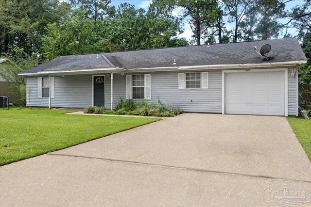 a view of a yard in front of a house with plants