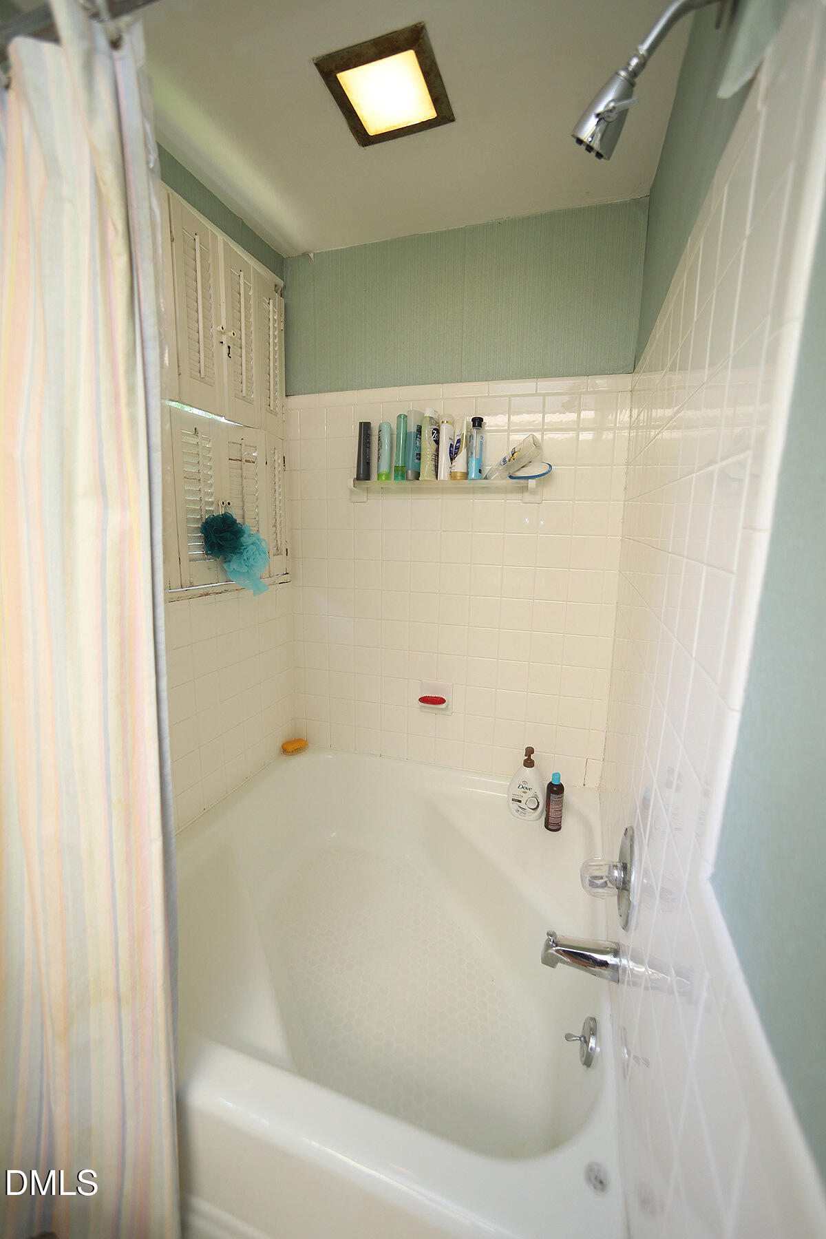 2601 York Road Raleigh, NC 27608 - Photo 15 of 24 a bathroom with a bathtub
