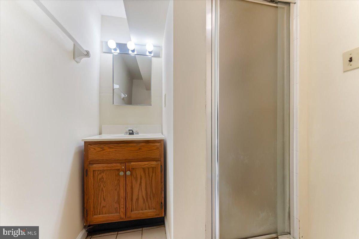 33 Golf Road Upper Darby, PA 19082 - Photo 11 of 19 full bathroom