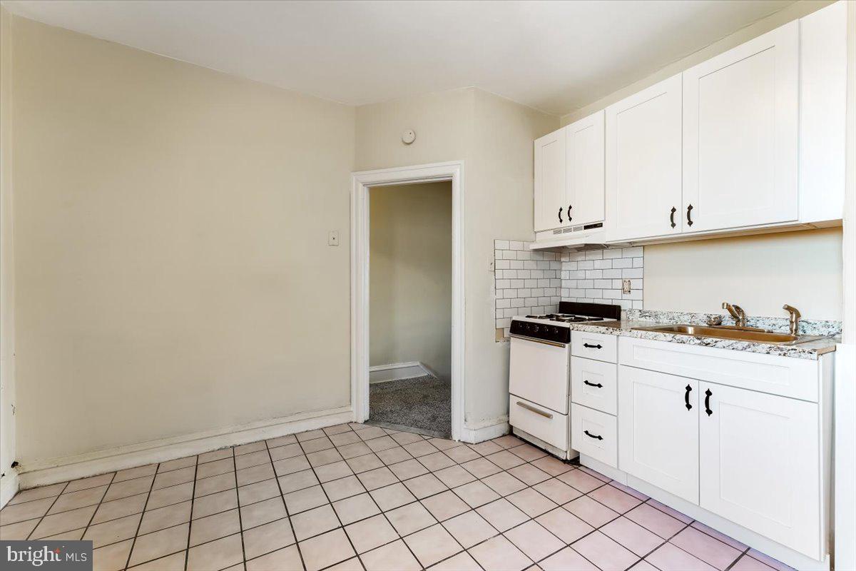 33 Golf Road Upper Darby, PA 19082 - Photo 14 of 19 2nd floor kitchen