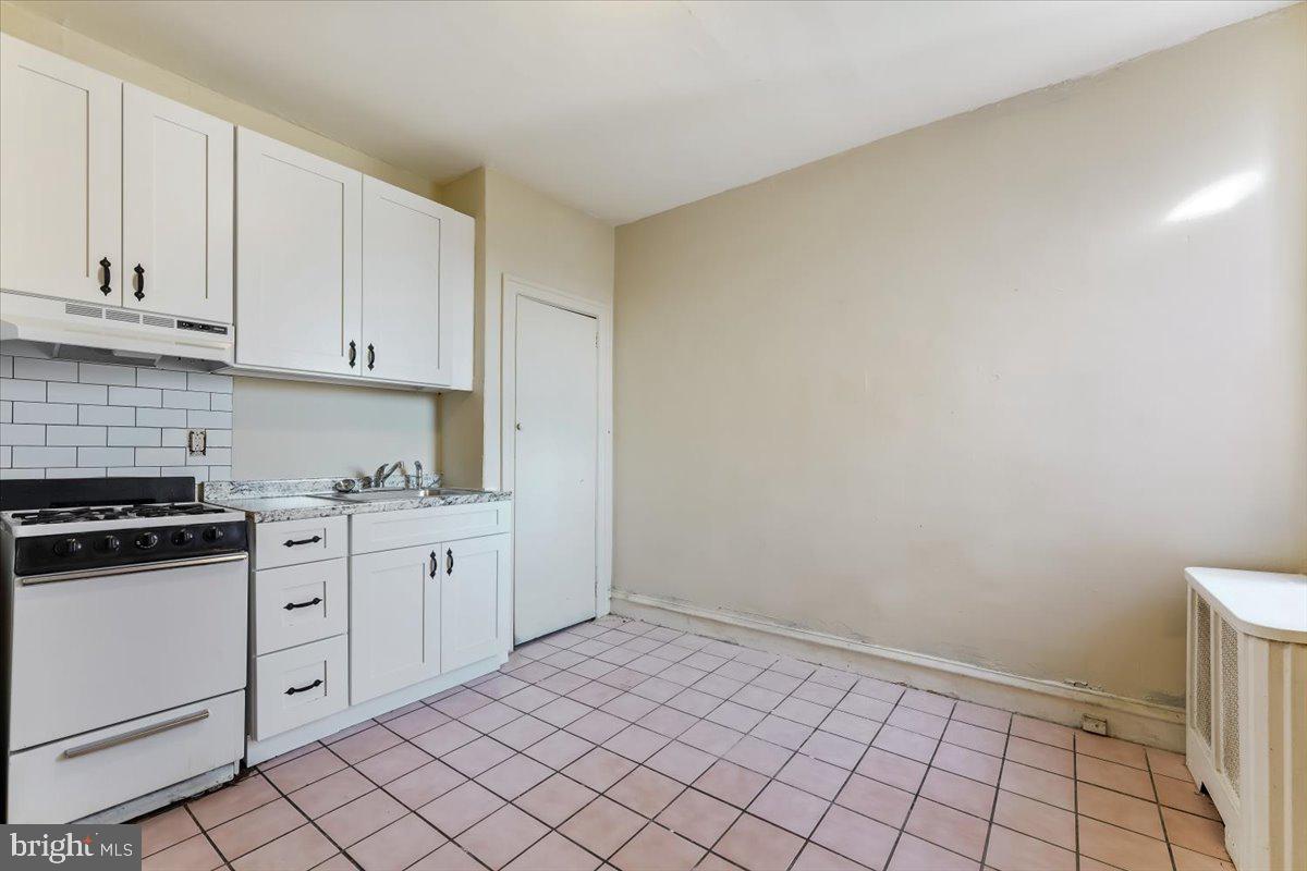 33 Golf Road Upper Darby, PA 19082 - Photo 15 of 19 2nd floor kitchen